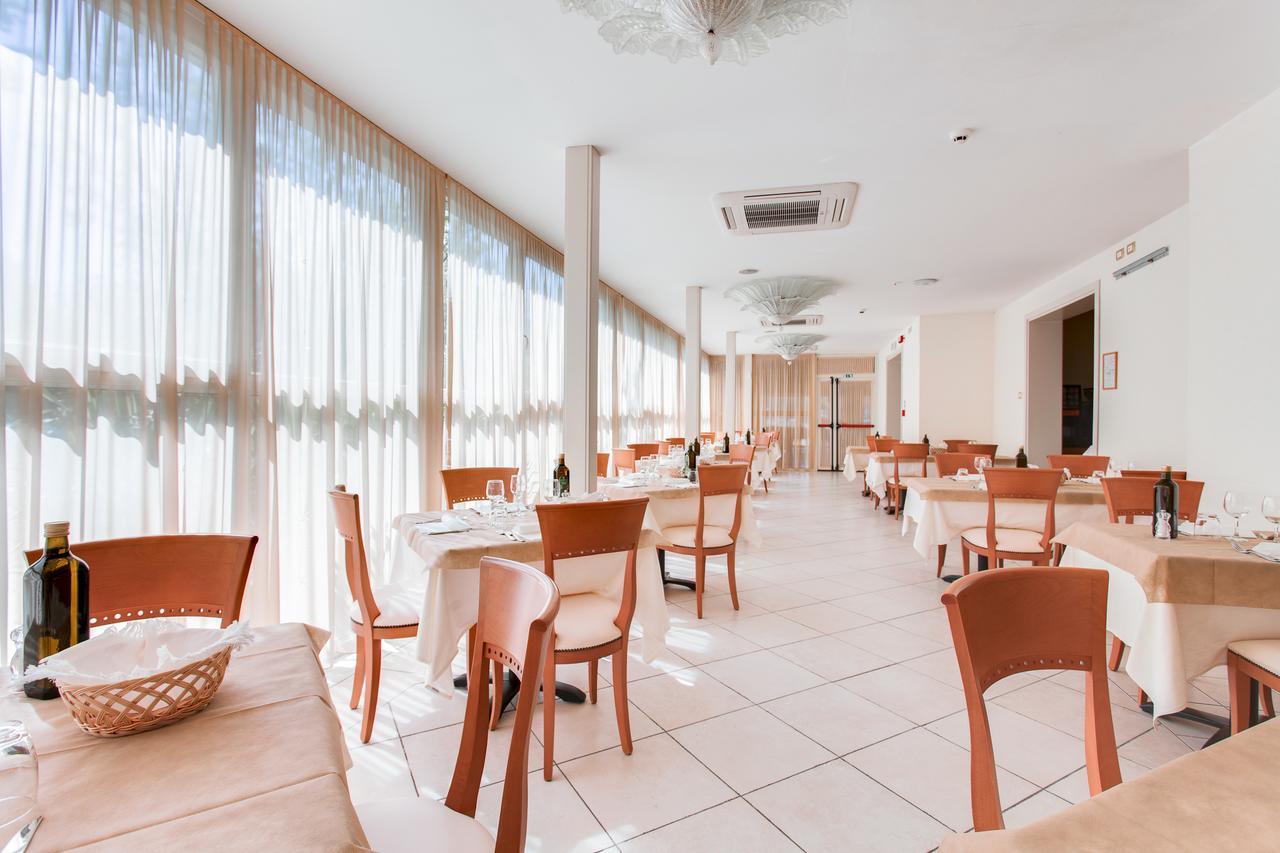 Hotel De La Ville Cesenatico Buitenkant foto