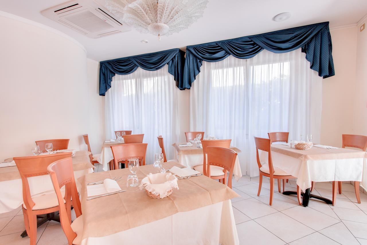 Hotel De La Ville Cesenatico Buitenkant foto