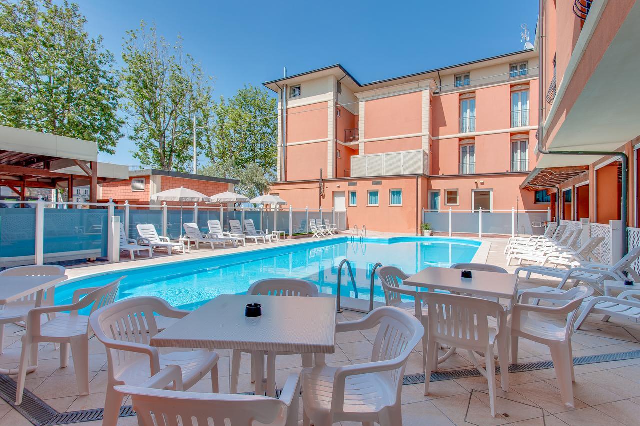 Hotel De La Ville Cesenatico Buitenkant foto